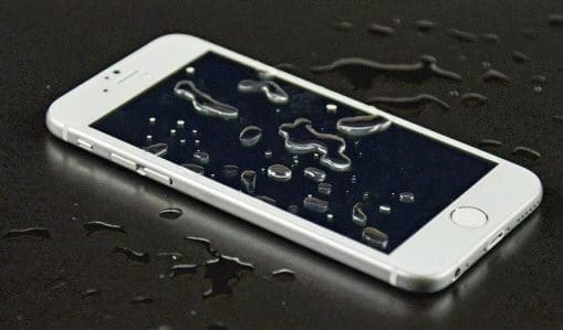 iPhone dính nước cũng là nguyên nhân lỗi sọc màn hình